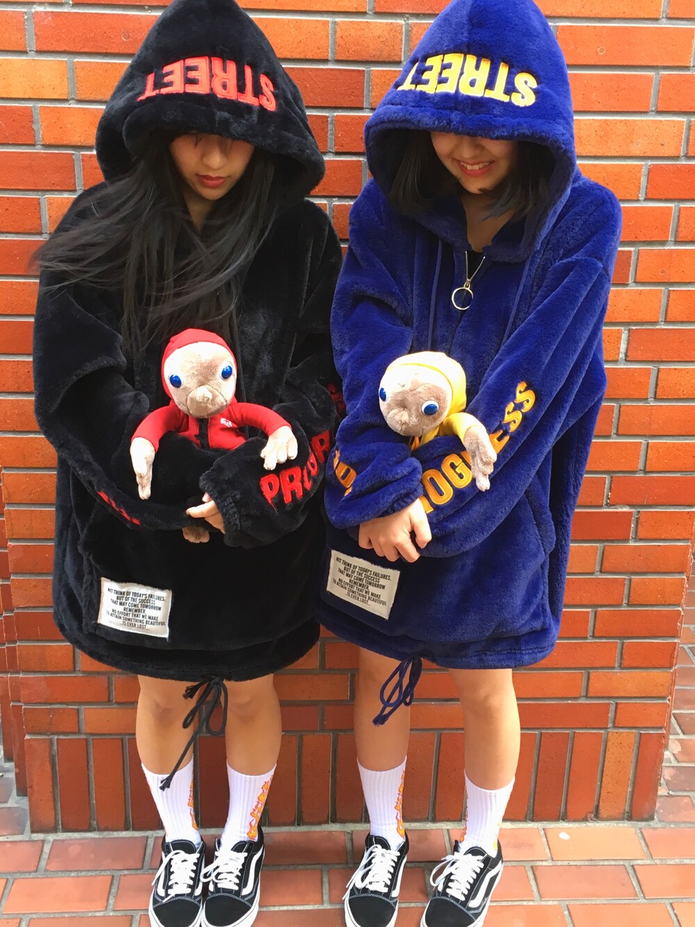 「ootd、ストリート、エックスガール、おそろいコーデ、ふたごコーデ、バンズ、ワンピース、ワンピース×スニーカー」｜「X-girlのアイテム（おもちゃ、レッド系）」を使った、スズユイさん（レディース・159cm）の春コーディネートの1枚目の写真