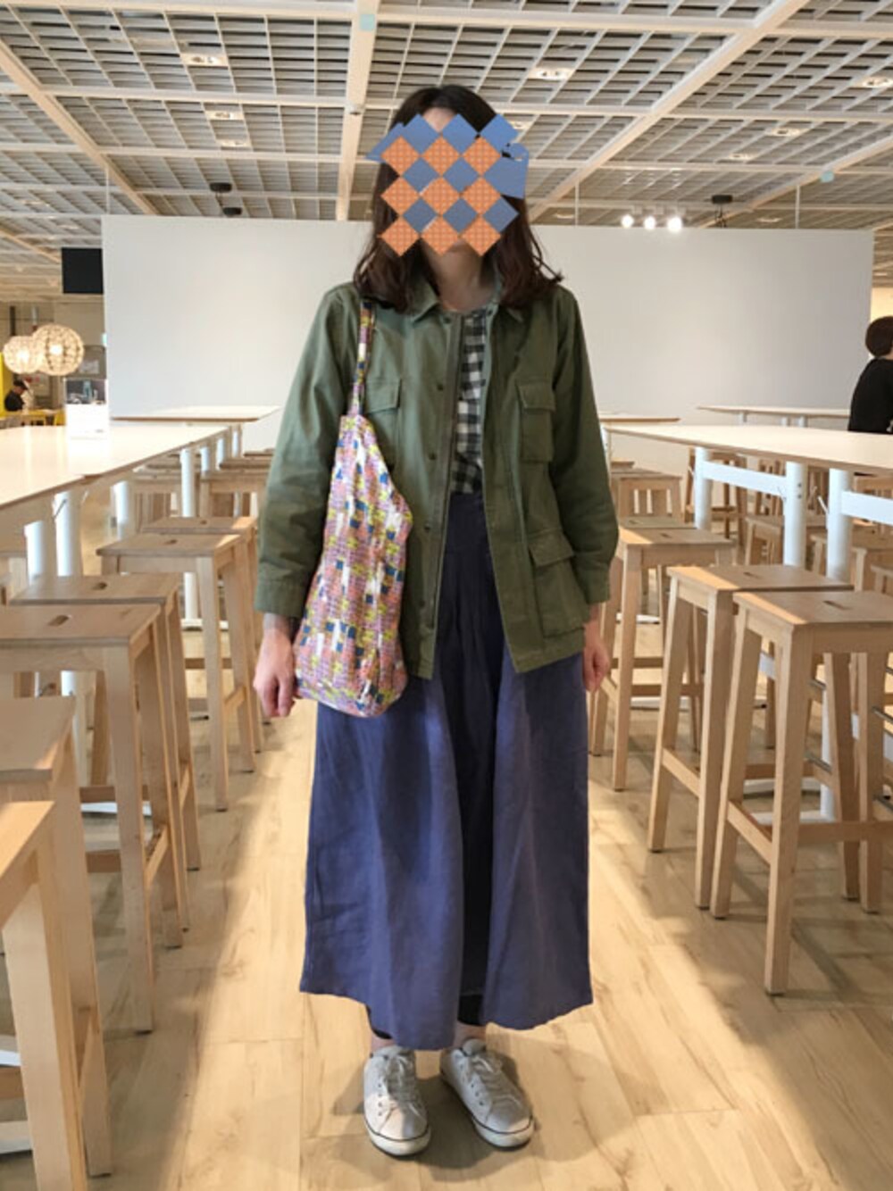 グリーン系のミリタリージャケット、グレー系のシャツ/ブラウス、ブルー系のスカートを着用したレディースの春コーディネートの1枚目の写真