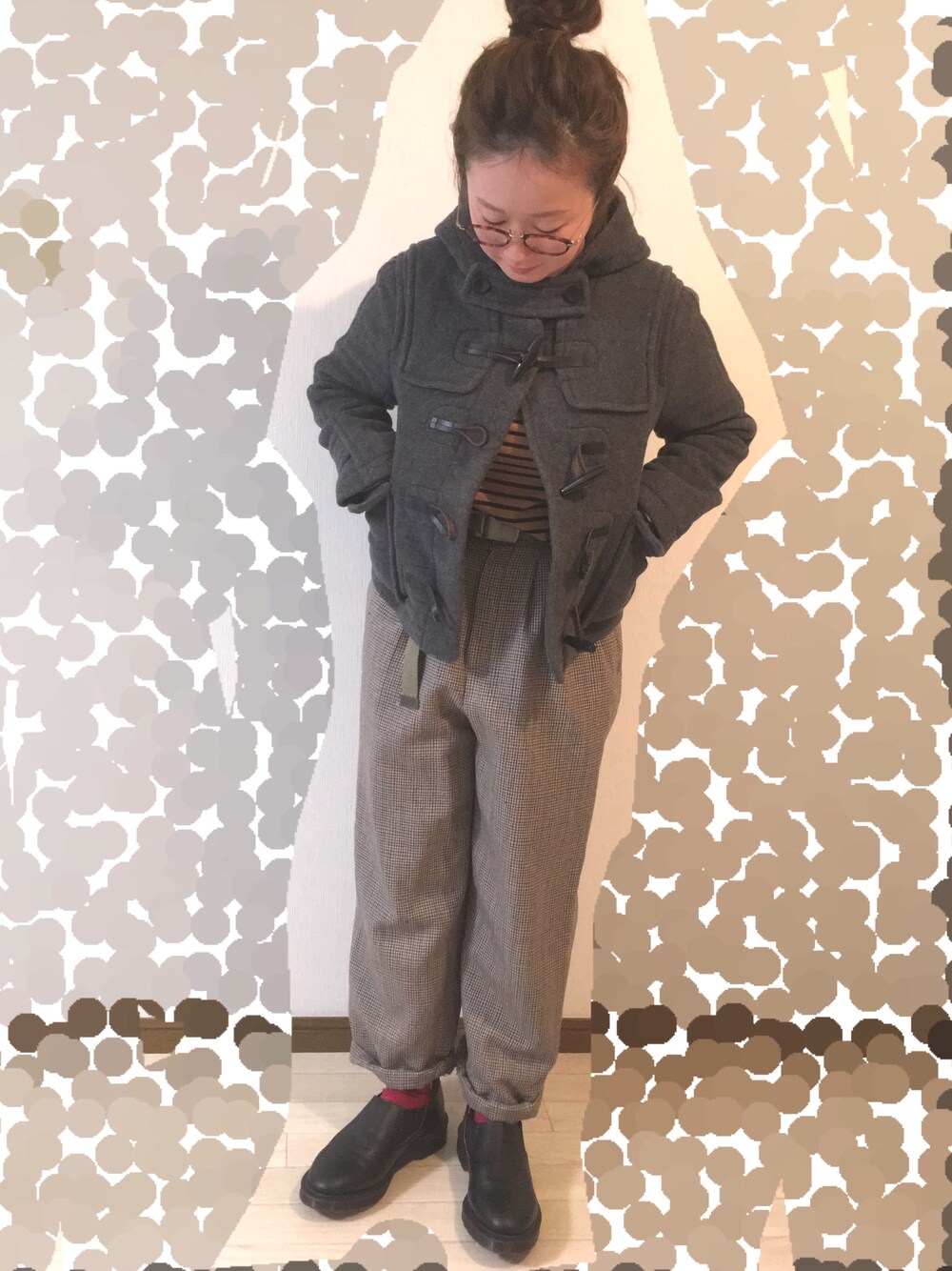 「チェック、ボーダー、UNIQLO、ゆるコーデ、ダッフルコート、Dr.Martens、レトロ、お団子ヘアー、チビーズ✳︎」｜「SNIDELのショートダッフルコート（ダッフルコート、グレー系）」を使った、よこぴさん（レディース・148cm）の冬コーディネートの1枚目の写真