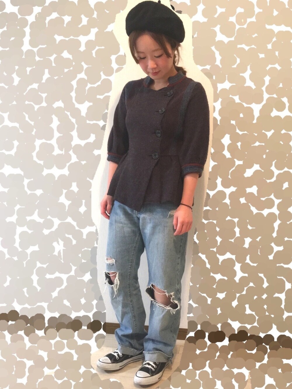 「ootd、ゆるコーデ、ダメージデニムパンツ、ベレー帽、古着、スニーカー、春コーデ、チビーズ✳︎」｜「CONVERSEの【CONVERSE】キャンバスオールスターHI（スニーカー、ブラック系）」を使った、よこぴさん（レディース・148cm）の春コーディネートの1枚目の写真