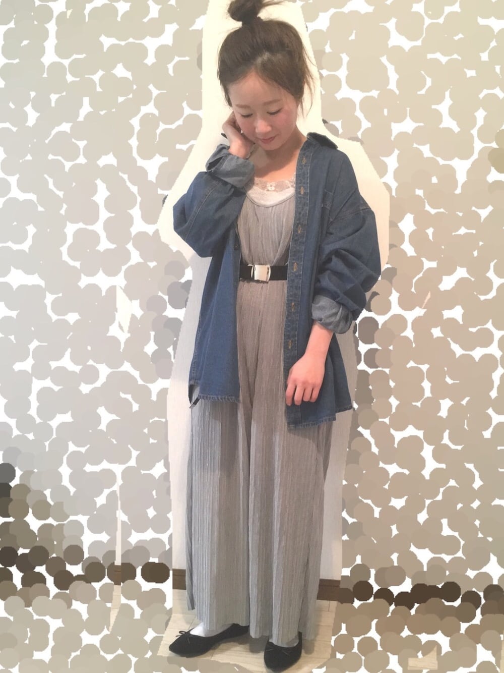 「春コーデ、オールインワン、プリーツパンツ、デニム、ウエストマーク、ガチャベルト、バレエシューズ、古着MIX、ワイドパンツ、チビーズ✳︎」｜「Kastaneの＜再入荷＞プリーツサロペット（サロペット/オーバーオール、グレー系）」を使った、よこぴさん（レディース・148cm）の春コーディネートの1枚目の写真