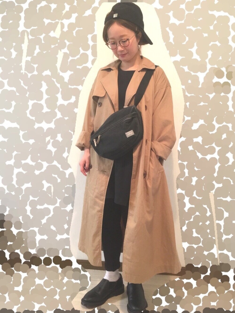 「カジュアルコーデ、ブラック、トレンチコート、Kastane、Dr.Martens、ショルダーバッグ、PORTER、キャップ、エロ被り、チビーズ✳︎」｜「studio CLIPのツイルルーズトレンチコート（トレンチコート、ベージュ系）」を使った、よこぴさん（レディース・148cm）の冬コーディネートの1枚目の写真