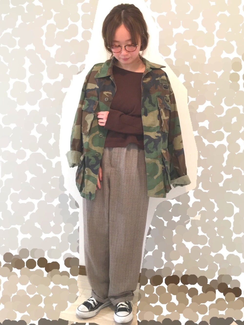 「used、ゆるコーデ、ゆるパンツ、チェック、迷彩、Kastane、スニーカー、春コーデ、ミリタリー、チビーズ✳︎」｜「Kastaneのジャガードリブプルオーバー（Tシャツ/カットソー、ブラウン系）」を使った、よこぴさん（レディース・148cm）の冬コーディネートの1枚目の写真