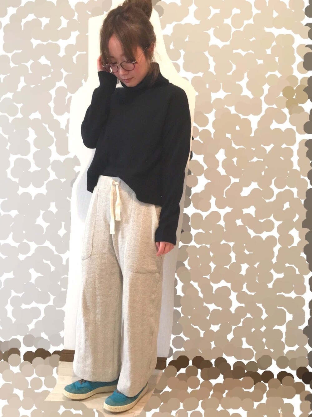 「UNIQLO、黒、ゆるパンツ、スニーカー、タートルネック、ZARA、ユニクロ、大人カジュアル、チビーズ✳︎」｜「ZARAのアイテム（パンツ、ホワイト系）」を使った、よこぴさん（レディース・148cm）の冬コーディネートの1枚目の写真