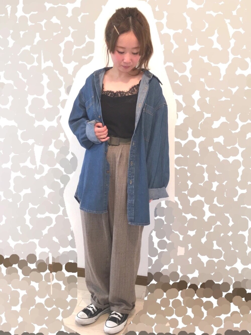 「used、デニムシャツ、春コーデ、ゆるパンツ、シンプル、キャミソール、who's who chico、スニーカー、オーバーサイズ、チビーズ✳︎」｜「Chicoのレースキャミソール（タンクトップ、ブラック系）」を使った、よこぴさん（レディース・148cm）の冬コーディネートの1枚目の写真
