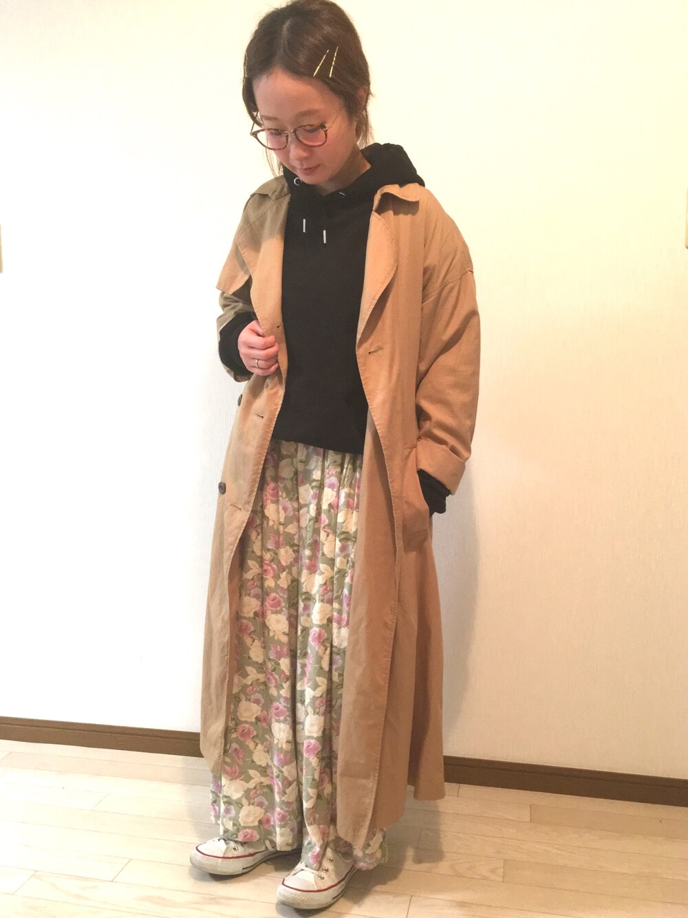 「スニーカー、ootd、プチプラ、トレンチコート、花柄、パーカー、ロングスカート、春コーデ、チビーズ✳︎」｜「studio CLIPのツイルルーズトレンチコート（トレンチコート、ベージュ系）」を使った、よこぴさん（レディース・148cm）の春コーディネートの1枚目の写真