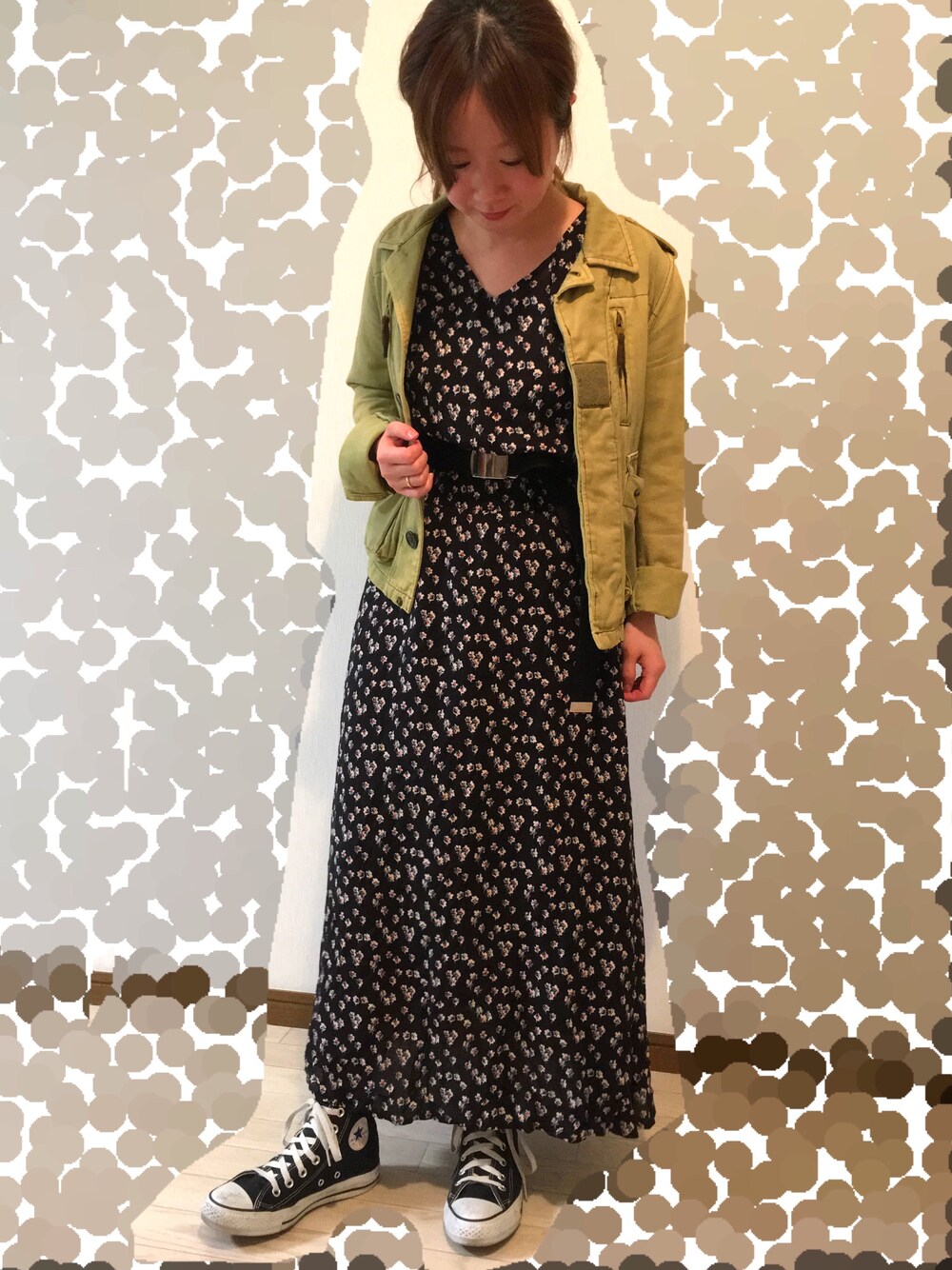 「大人カジュアル、スポーツミックス、春コーデ、ワンピース、花柄、ガチャベルト、ミリタリー、スニーカー、チビーズ✳︎」｜「Kastaneの花柄マキシワンピース（ワンピース、ブラック系）」を使った、よこぴさん（レディース・148cm）の春コーディネートの1枚目の写真