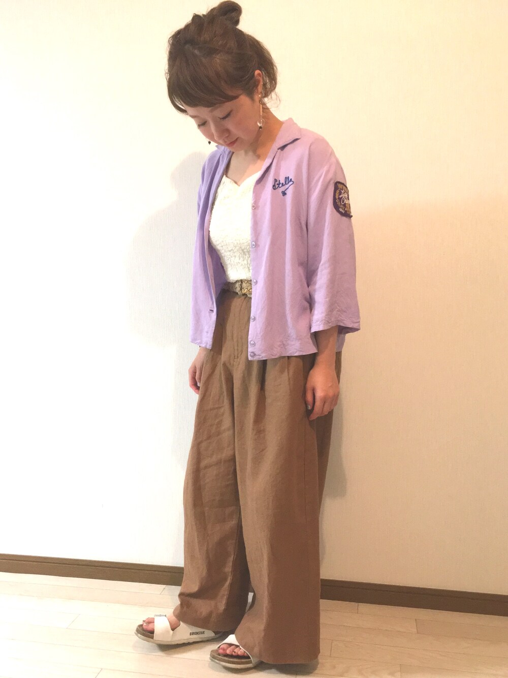 「カジュアル、ワイドパンツ、GU、ラベンダー、ビルケンシュトック、ビスチェ、おだんごヘアー、初夏、古着」｜「VINTAGEのアイテム（シャツ/ブラウス、パープル系）」を使った、よこぴさん（レディース・148cm）の夏コーディネートの1枚目の写真