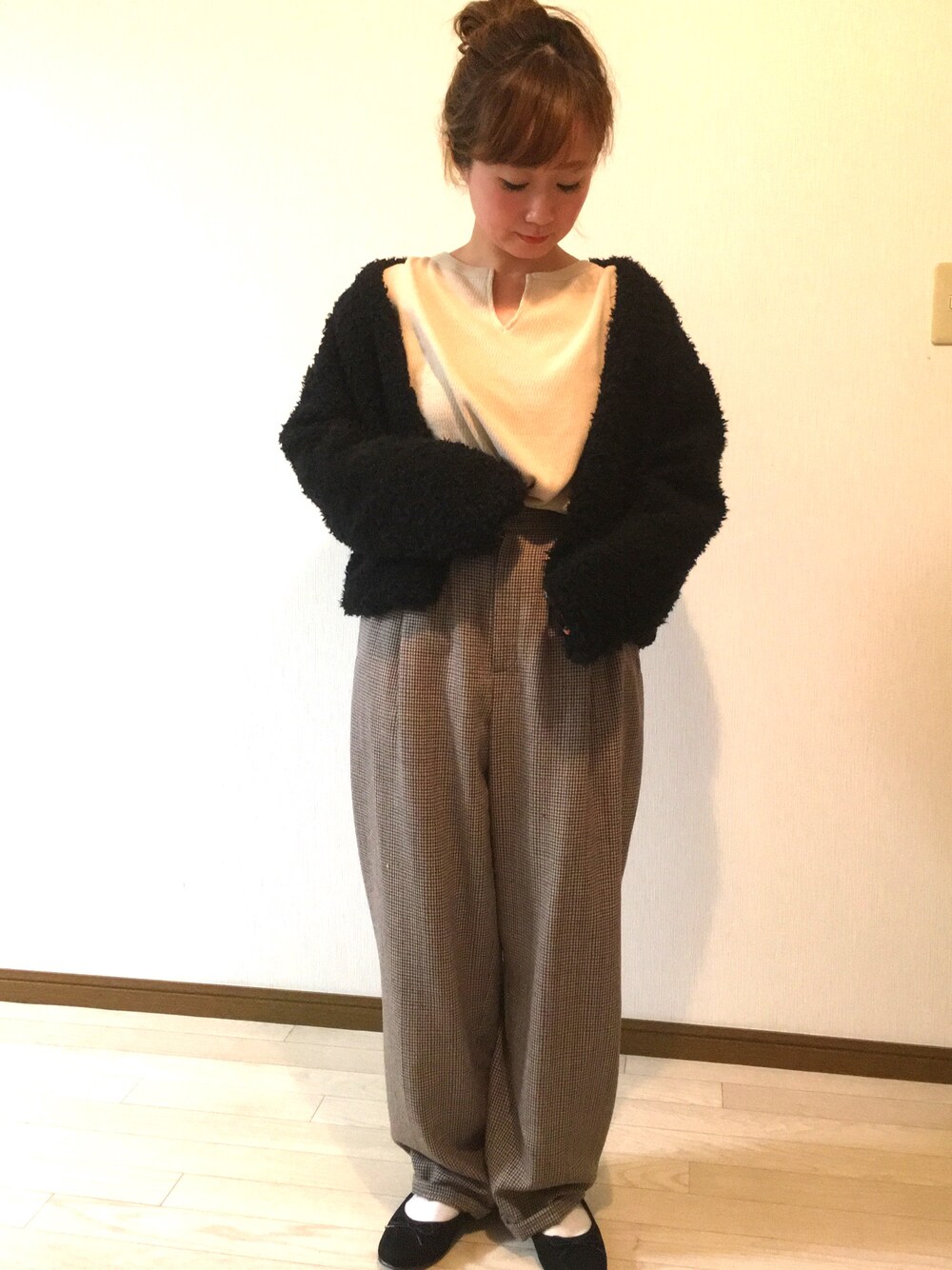 「秋のコーデ、古着、シンプル、もこもこ、ベージュ、サーマル、チビーズ✳︎、チェックパンツ、オジパン、バレエシューズ」｜「Kastaneのスーパールーズサーマルプルオーバー（Tシャツ/カットソー、ベージュ系）」を使った、よこぴさん（レディース・148cm）の秋コーディネートの1枚目の写真