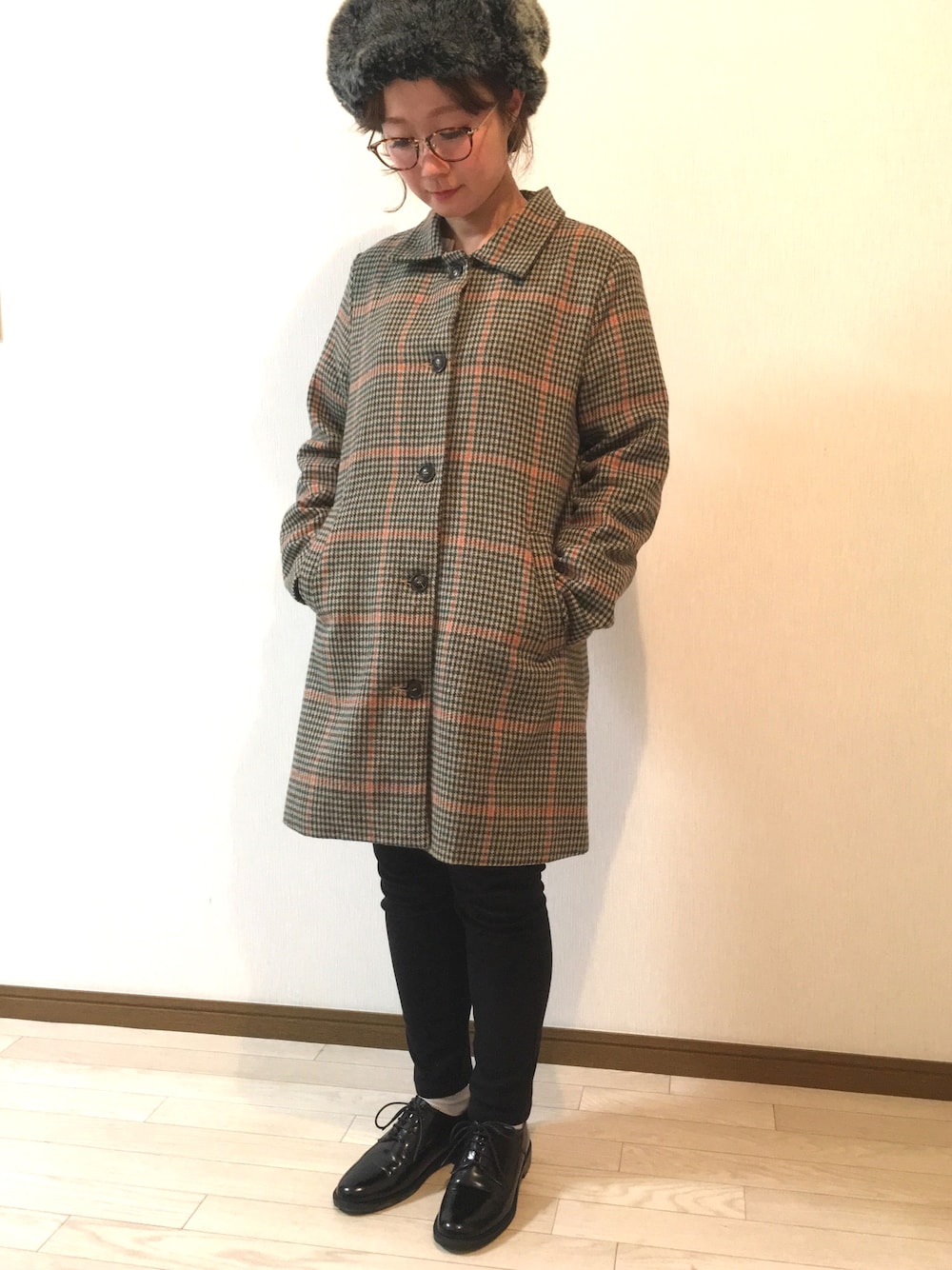 「チェック、チェックコート、フライトキャップ、ファー小物、スキニー、ドレスシューズ、めがね、チビーズ✳︎、秋コーデ」｜「DHOLICのハンドトゥースチェックシングルジャケット（その他アウター、ベージュ系）」を使った、よこぴさん（レディース・148cm）の秋コーディネートの1枚目の写真