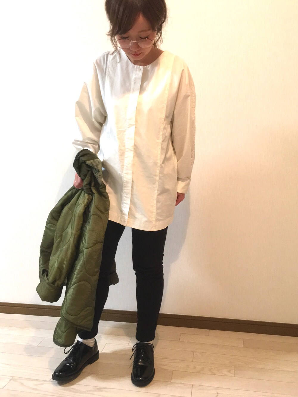 「UNIQLO、シンプル、カジュアル、プチプラ、スキニー、ライナー、低身長、秋のコーデ、ノーカラーシャツ、白シャツ」｜「UNIQLOのアイテム（シャツ/ブラウス、ホワイト系）」を使った、よこぴさん（レディース・148cm）の秋コーディネートの1枚目の写真