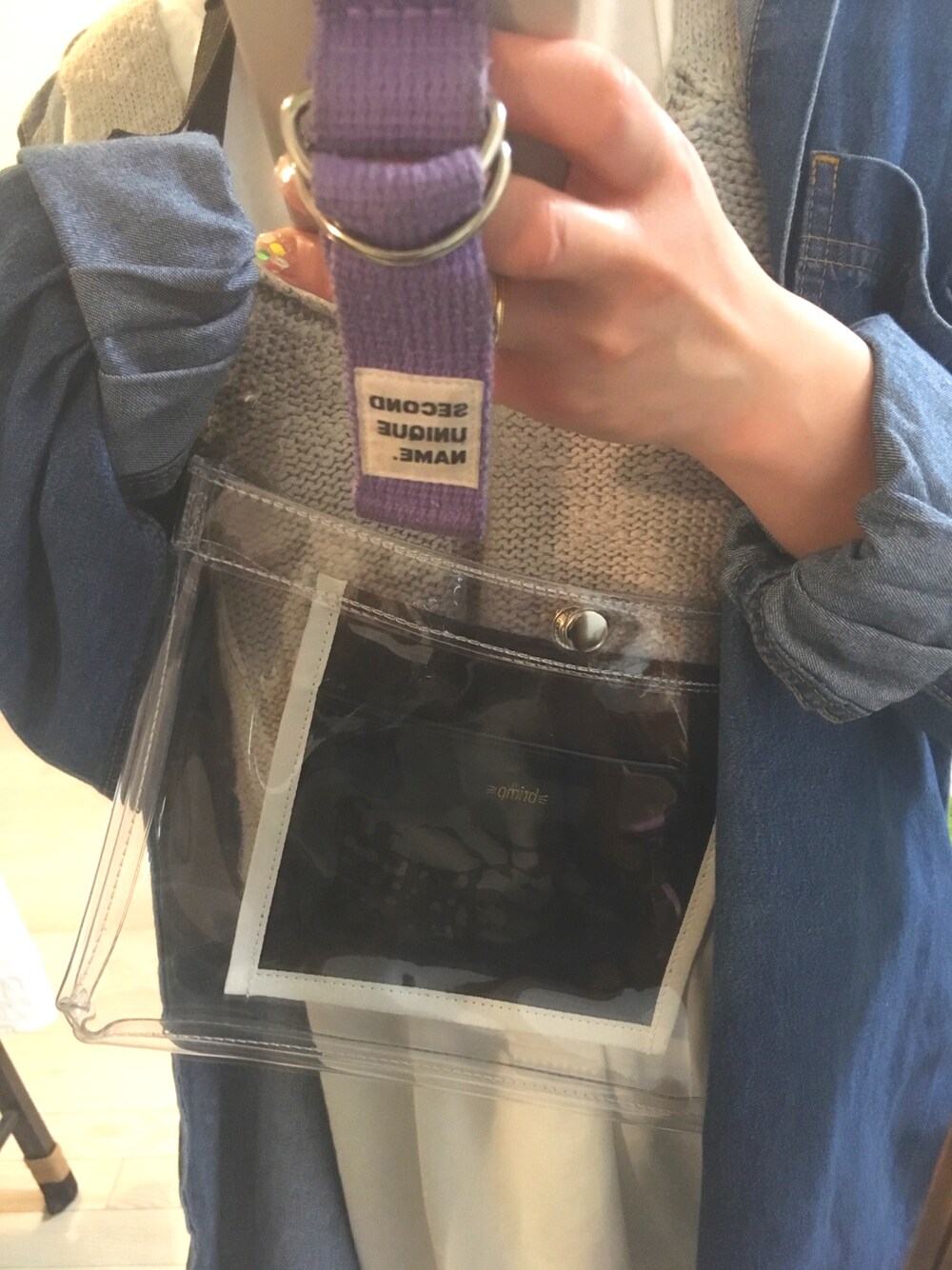 「クリアバッグ、サコッシュ、ビスチェ、デニムシャツ、ビッグT、白Tシャツ、レイヤードスタイル、チビーズ✳︎、雨の日コーデ、シンプルコーデ」｜「brimpの【brimp/ブリンプ】CLEAR VINYL SACOCHE（ショルダーバッグ、その他）」を使った、よこぴさん（レディース・148cm）の春コーディネートの1枚目の写真