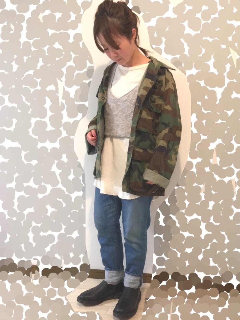 「古着、ビスチェ、迷彩、ミリタリー、デニム、ゆるコーデ、春コーデ、Dr.Martens、サイドゴアブーツ、チビーズ✳︎」｜「Kastaneのニットビスチェ（キャミソール、グレー系）」を使った、よこぴさん（レディース・148cm）の冬コーディネートの1枚目の写真