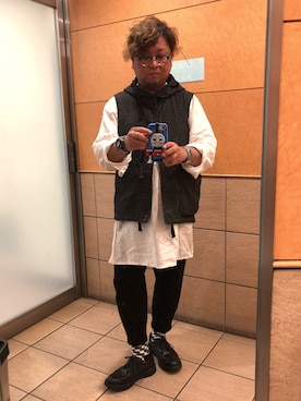「黒パンツ」｜「アイテム（PC・スマホグッズ/家電）」を使った、せきさんさん（メンズ・161cm）の秋コーディネート