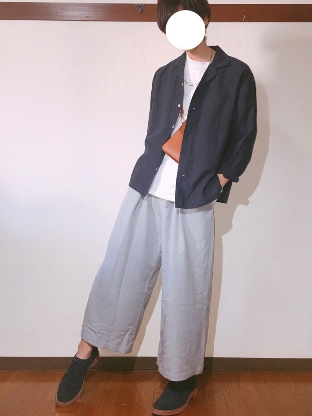 グレー系のその他パンツ、ホワイト系のTシャツ/カットソー、ブルー系のシャツ/ブラウスを着用したメンズの夏コーディネートの1枚目の写真