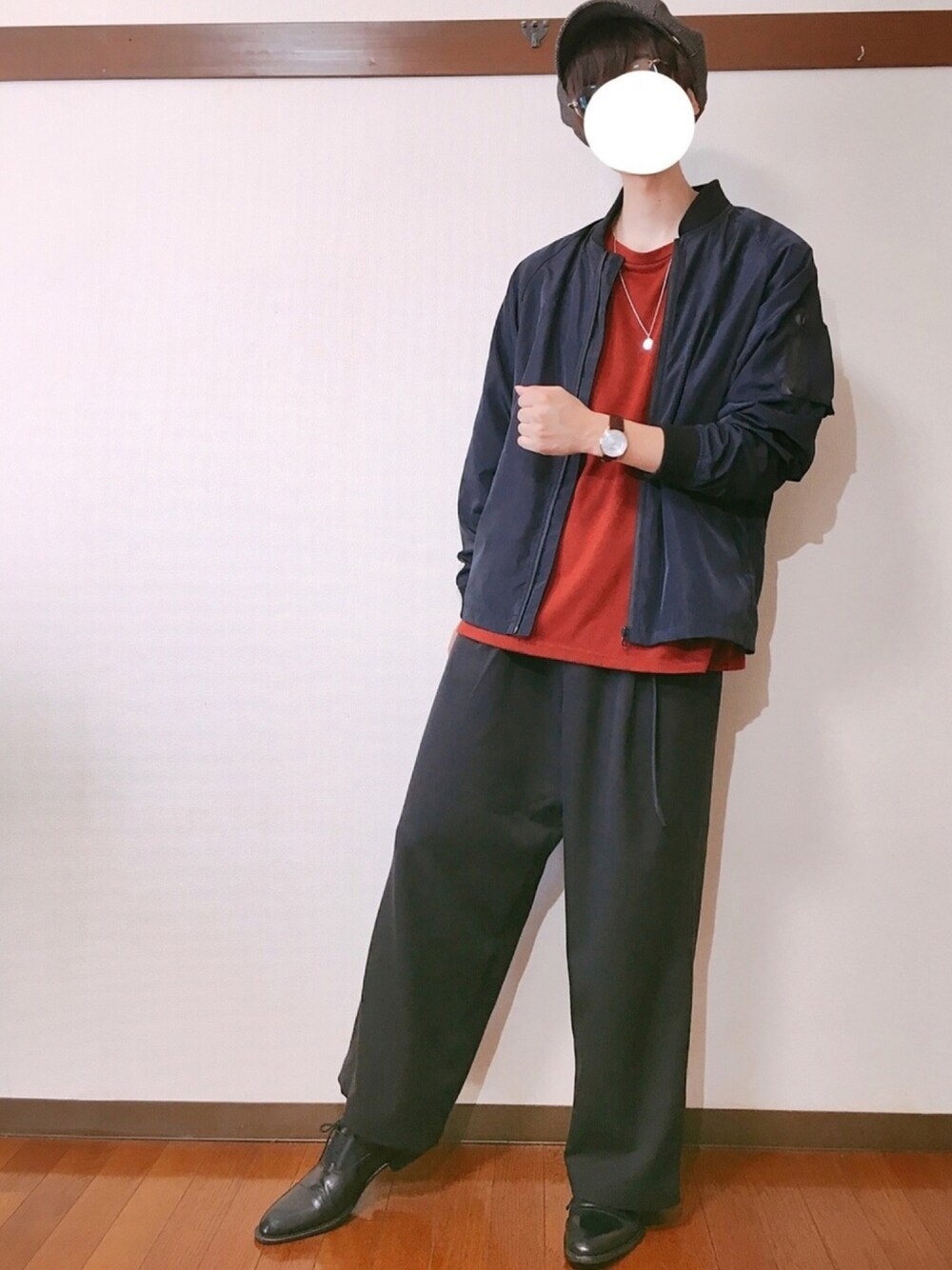 ブルー系のブルゾン、レッド系のTシャツ/カットソー、ブラック系のその他パンツを着用したメンズの秋コーディネートの1枚目の写真