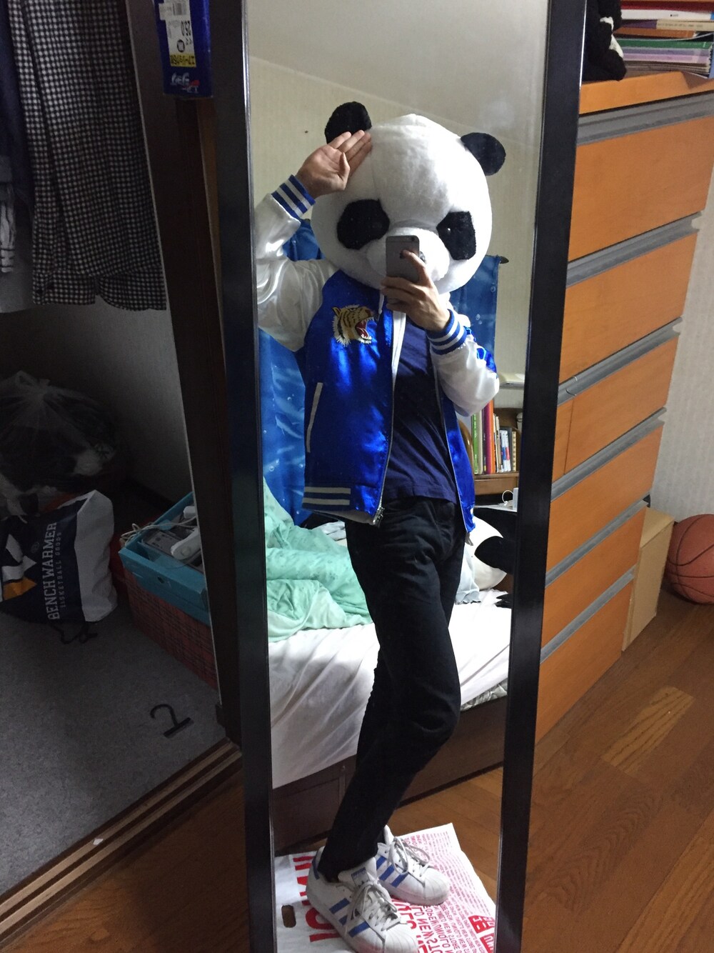 「autumn、雨、スカジャン」｜「古着屋のアイテム（ブルゾン、ブルー系）」を使った、Techi🐼さん（メンズ・169cm）の秋コーディネートの1枚目の写真