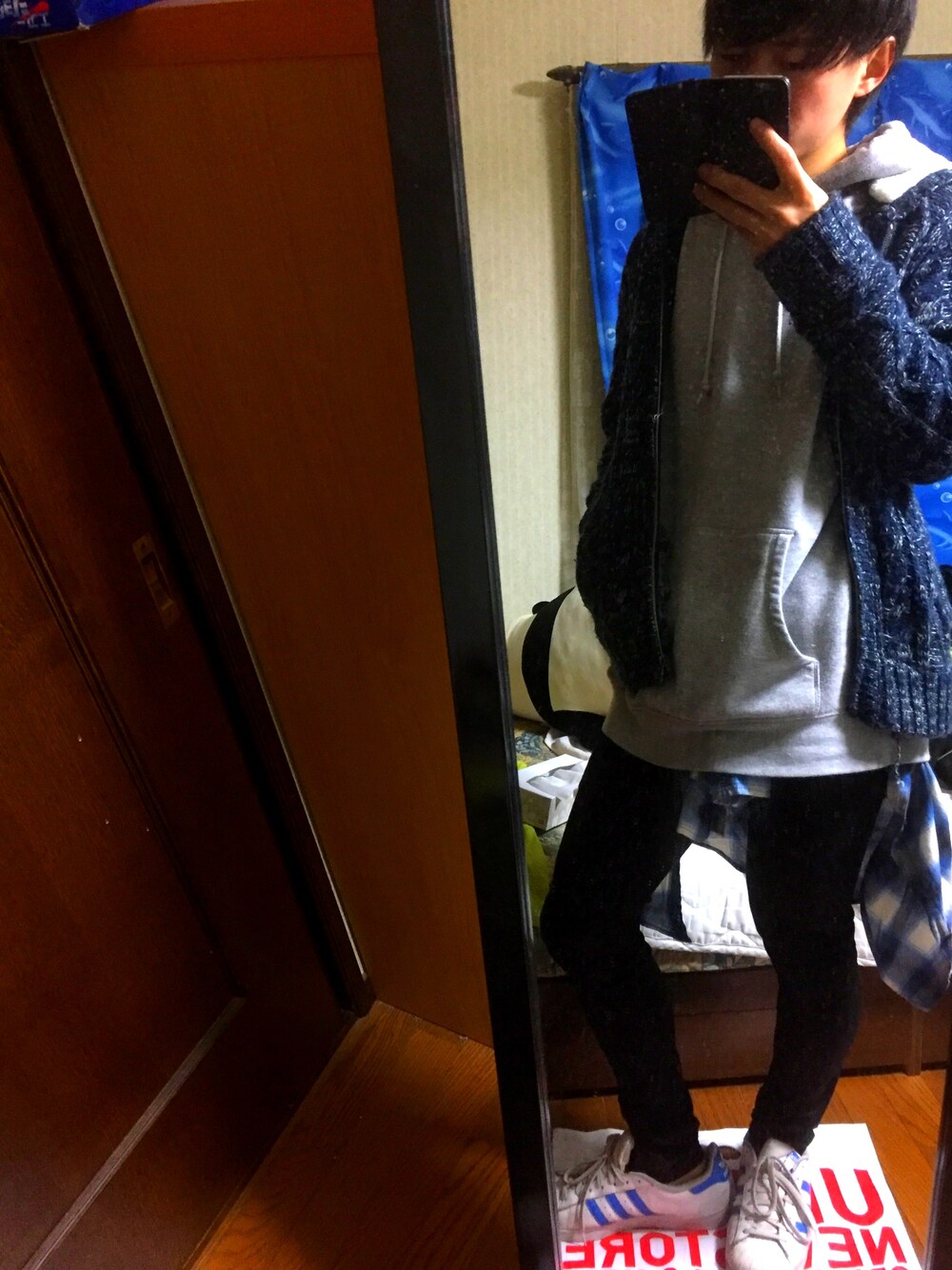 「パーカー、ニット、スキニー、黒スキニー、チェックシャツ、腰巻きスタイル、LIDnM」｜「OSADAのアイテム（パーカー、ブルー系）」を使った、Techi🐼さん（メンズ・169cm）の冬コーディネートの1枚目の写真