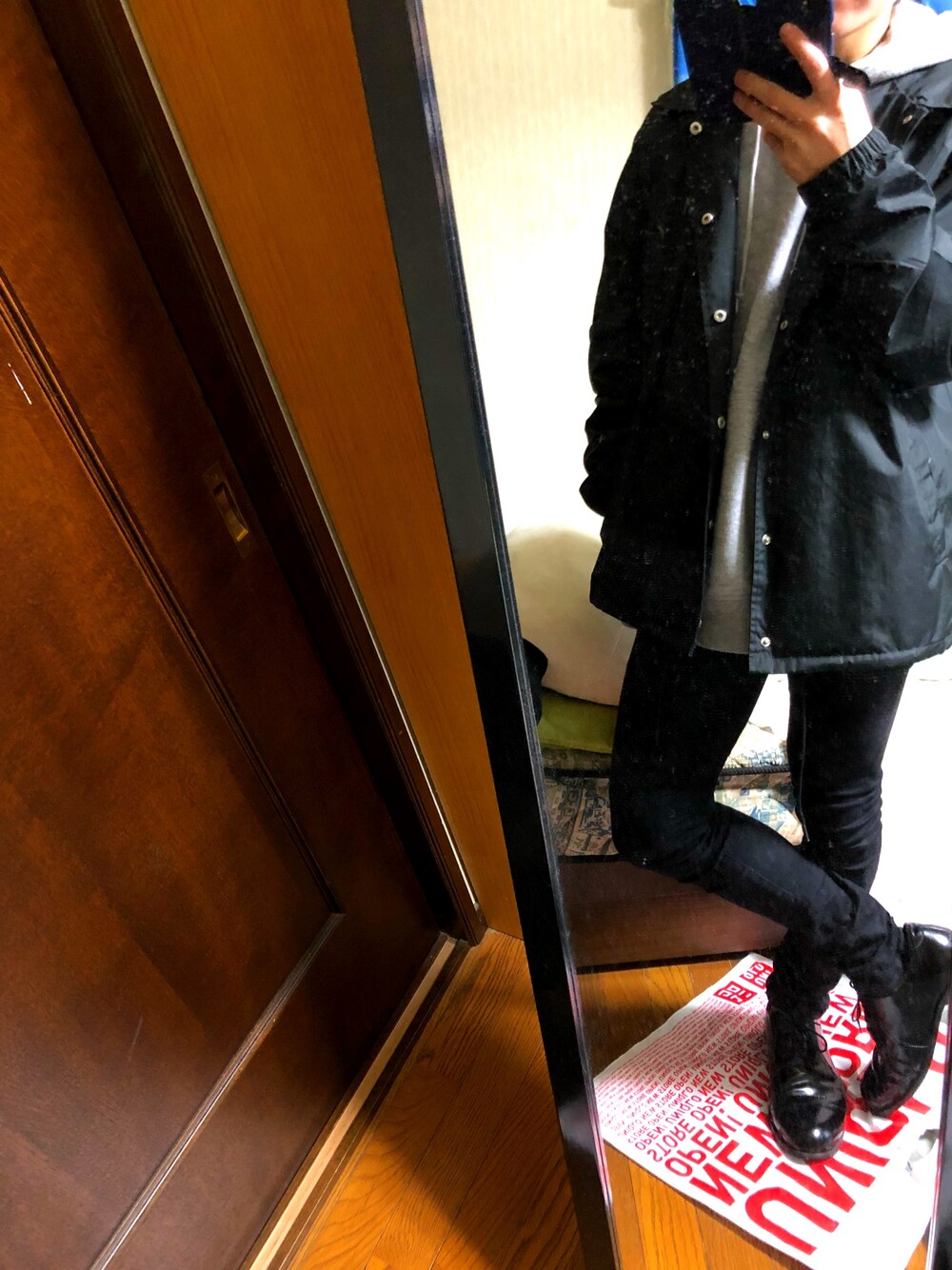 「冬コーデ、コーチジャケット、stussy、黒スキニー、パーカー、冬、革靴、LIDnM」｜「STUSSYのCruize Coach Jacket（ブルゾン、ブラック系）」を使った、Techi🐼さん（メンズ・169cm）の冬コーディネートの1枚目の写真