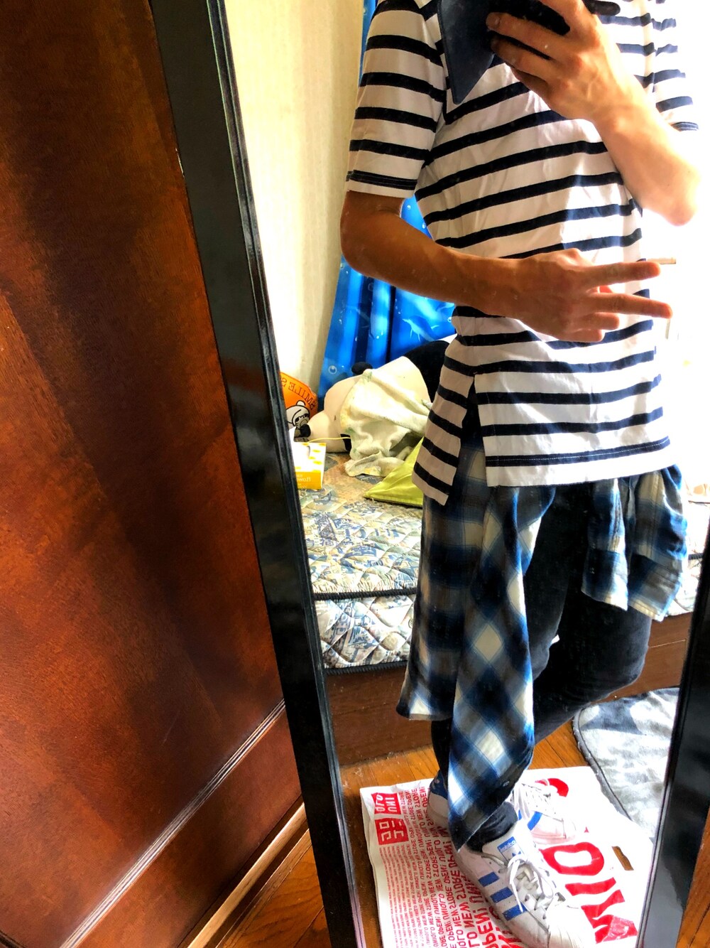 「黒スキニー、LIDnM、腰巻きスタイル、チェックシャツ、チェック、ボーダー、ボーダートップス」｜「GLOBAL WORKのアイテム（Tシャツ/カットソー、ホワイト系）」を使った、Techi🐼さん（メンズ・169cm）の夏コーディネートの1枚目の写真