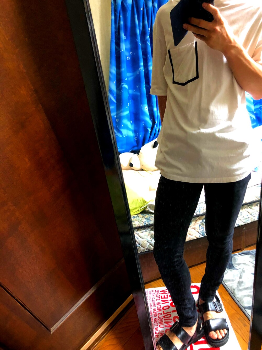 「シンプルコーデ、モノトーン、白シャツ、LIDnM、黒スキニー、サンダル、HARE」｜「H&Mのアイテム（Tシャツ/カットソー、ホワイト系）」を使った、Techi🐼さん（メンズ・169cm）の夏コーディネートの1枚目の写真