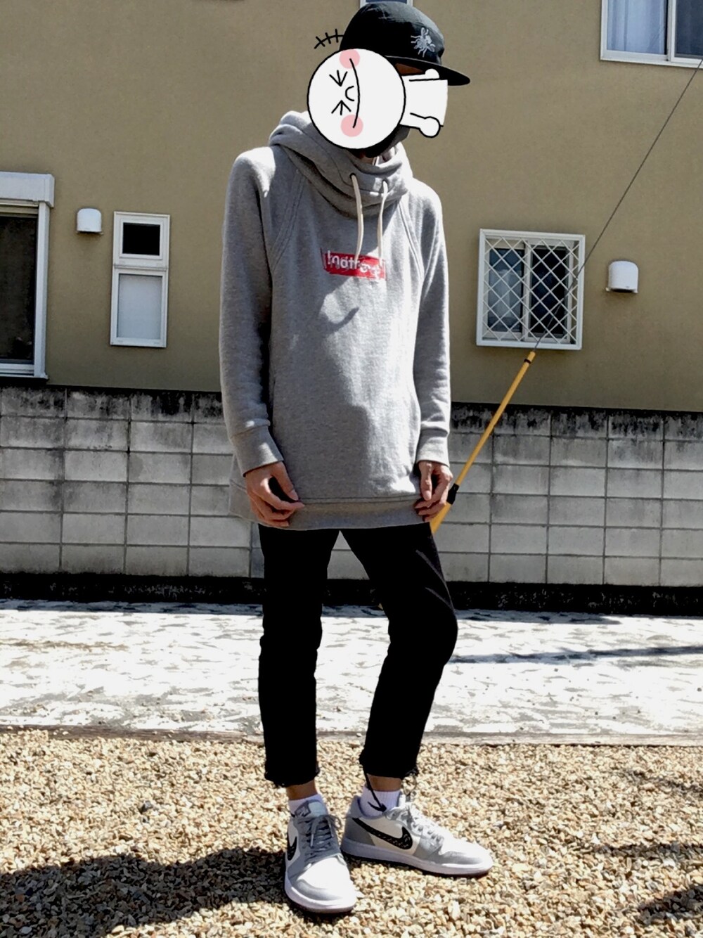 「モノトーン、hatra、NIKE、bootleg、not supreme、刺繍、nukeme、dope、pop」｜「hatraのアイテム（パーカー、グレー系）」を使った、寺さん（メンズ・270cm）の春コーディネートの1枚目の写真