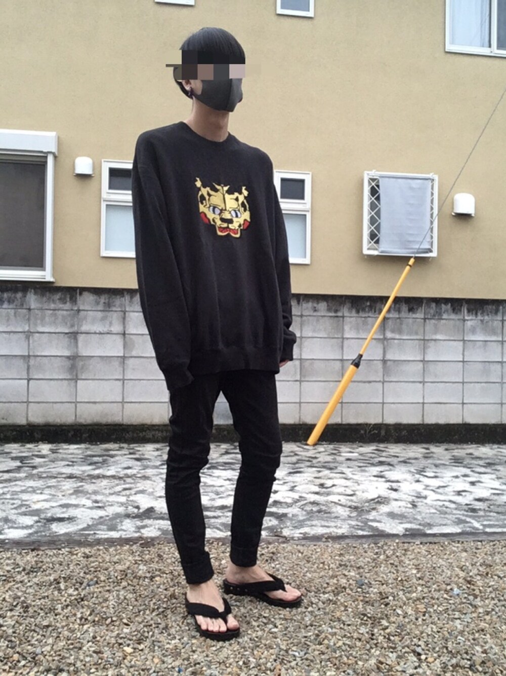 「黒、EGETUNA、UNIQLO、ka na ta、スキニーデニム、下駄、dope、pop」｜「EGETUNAのアイテム（スウェット、ブラック系）」を使った、寺さん（メンズ・170cm）の春コーディネートの1枚目の写真