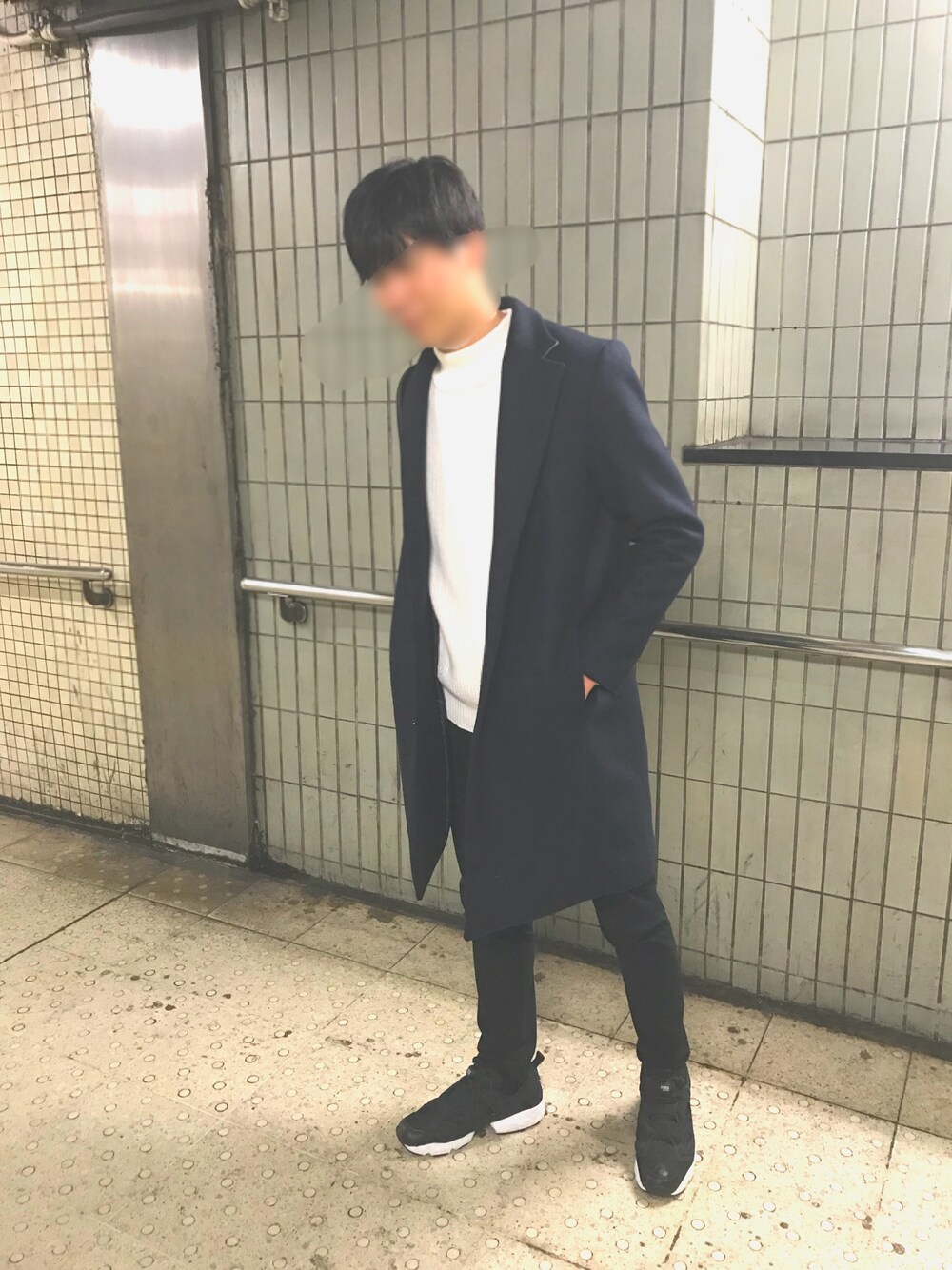 「キタサンブラック、リドム、くりぼっち、くりぼっちは有馬記念、シンプルコーデ、黒スキニー、冬」｜「LIDNMのSuper100'sメルトンチェスター（チェスターコート、ブルー系）」を使った、やまぎさん（メンズ・177cm）の冬コーディネートの1枚目の写真