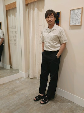 「coen（コーエン）のストレッチツイルワイドパンツ（チノパンツ、ブラック系）」を使った、coen のもとさん（メンズ・172cm）の夏コーディネート