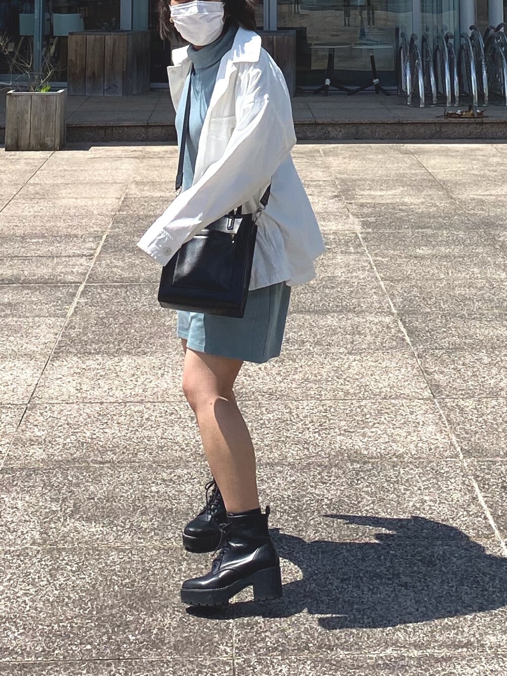 「ミニワンピ、白ジャケット、ブーツ」｜「ZARAのアイテム（ワンピース/ドレス、ブルー系）」を使った、モさん（レディース・154cm）の春コーディネートの1枚目の写真