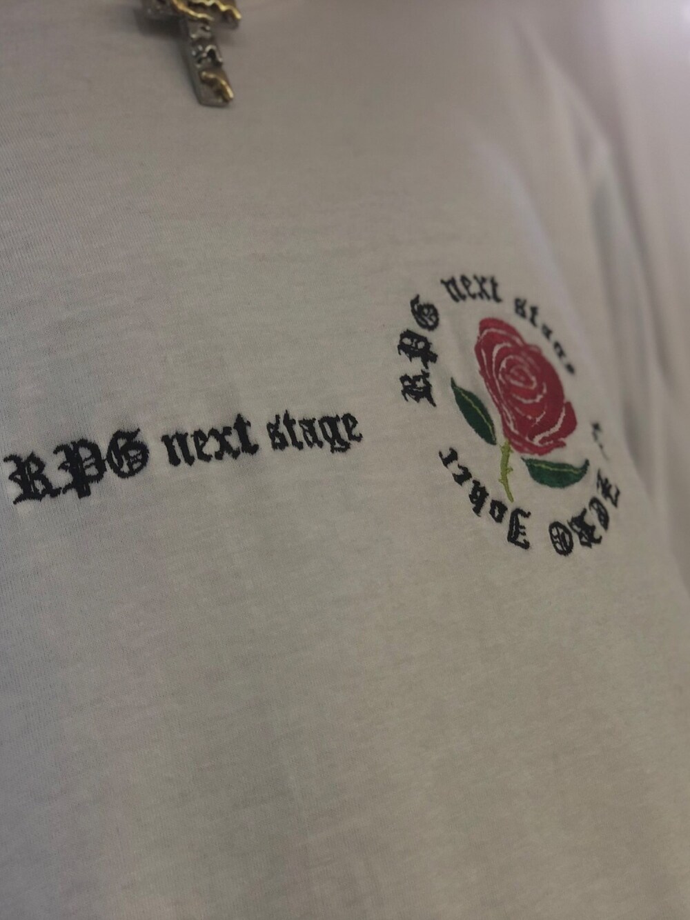 グレー系のトップスを着用したレディースの秋コーディネートの1枚目の写真