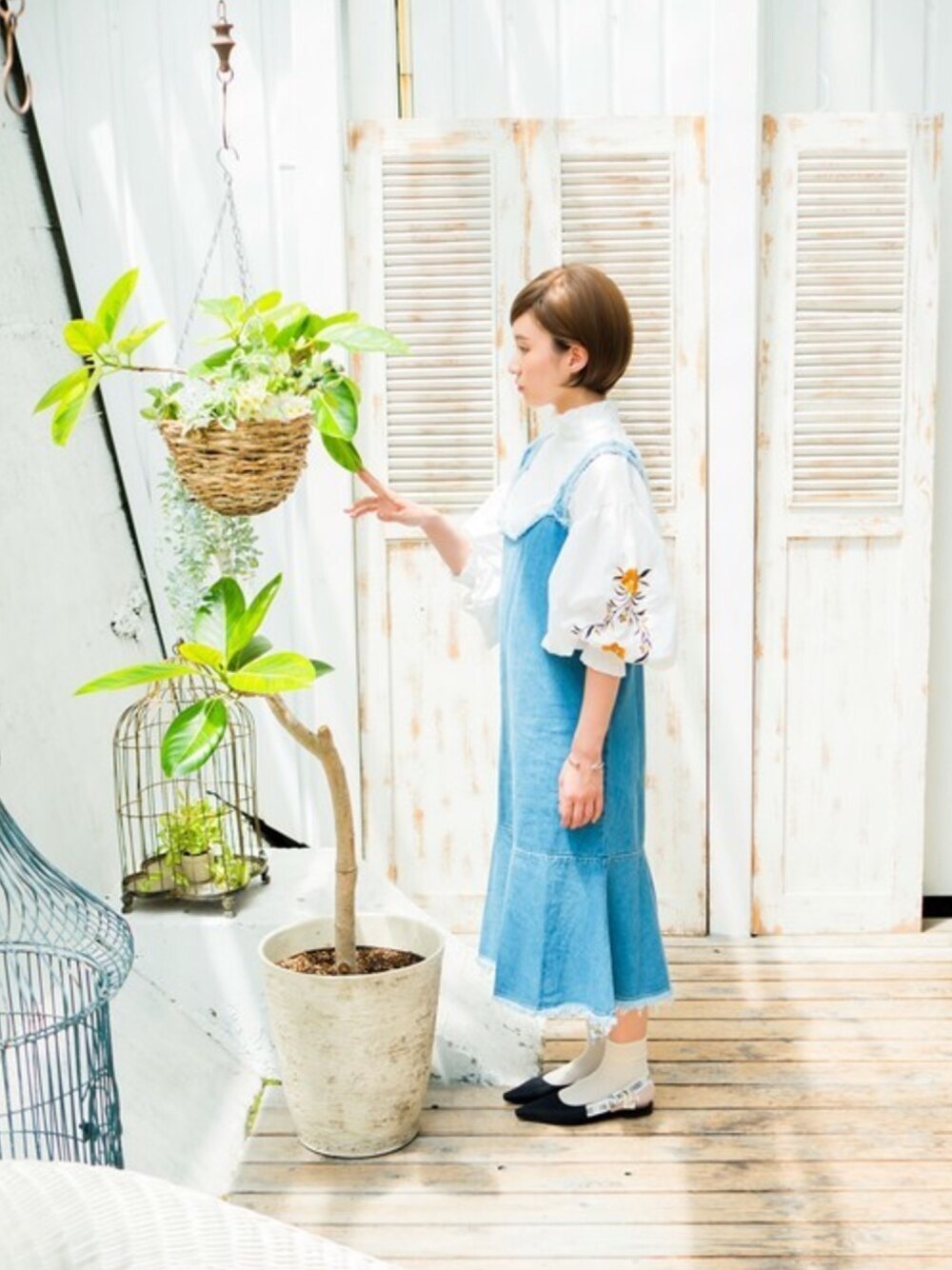 「ワンピース、ショート、ウィッグ、休日コーデ、楽チンコーデ、刺繍ブラウス、ショートヘア、デニム生地、室内コーデ、リネアストリア」｜「LINEASTORIAの【フルウィッグ】おてんばピクシー（ウィッグ、その他）」を使った、LINEASTORIAさん（レディース・156cm）の冬コーディネートの1枚目の写真