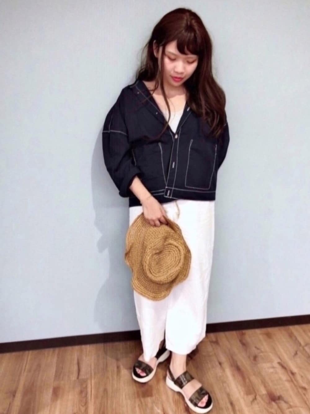 その他のサンダル、その他のトップス、グレー系のキャミソールを着用したレディースの夏コーディネートの1枚目の写真