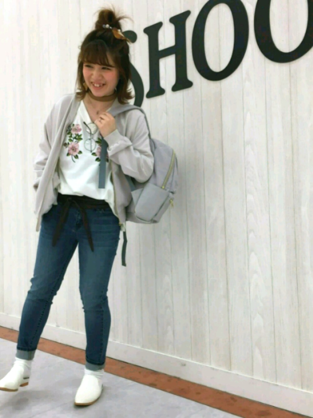 ベージュ系のブルゾン、ホワイト系のTシャツ/カットソー、シルバー系のバックパック/リュックを着用したレディースの春コーディネートの1枚目の写真