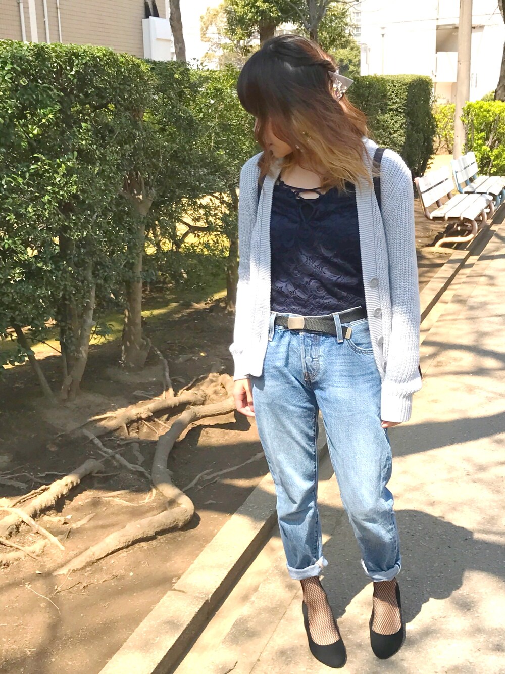 ブルー系のシャツ/ブラウス、グレー系のカーディガン/ボレロ、ブルー系のデニムパンツを着用したレディースの春コーディネートの1枚目の写真