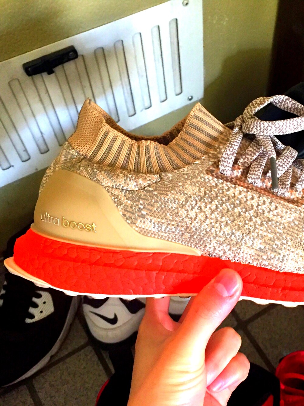 「ultraboost」｜「adidas Originalsのアイテム（スニーカー、ベージュ系）」を使った、高円寺の古着屋店員さん（メンズ・170cm）の冬コーディネートの1枚目の写真