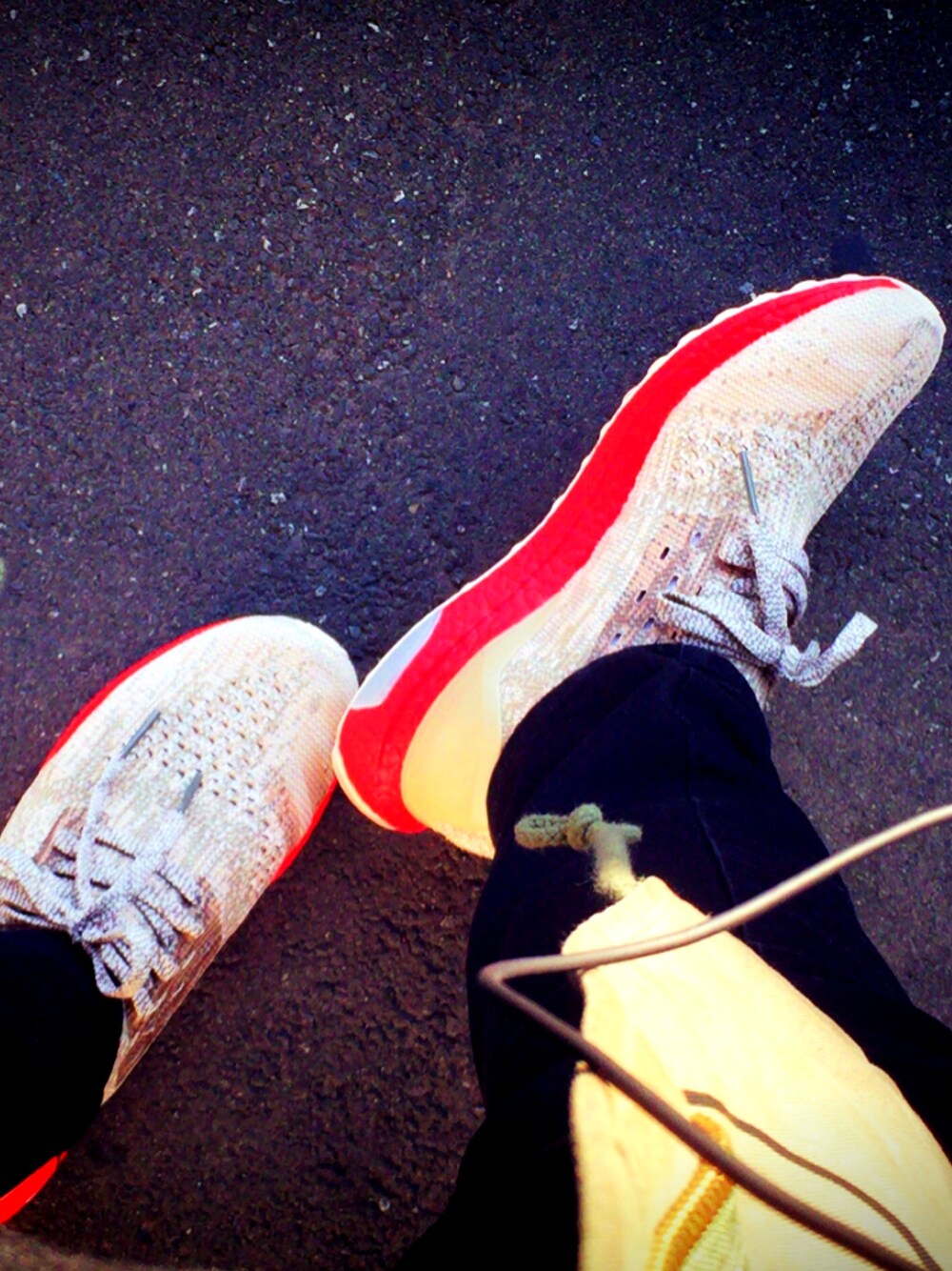 「ultraboost」｜「adidas Originalsのアイテム（スニーカー、ベージュ系）」を使った、高円寺の古着屋店員さん（メンズ・170cm）の冬コーディネートの1枚目の写真