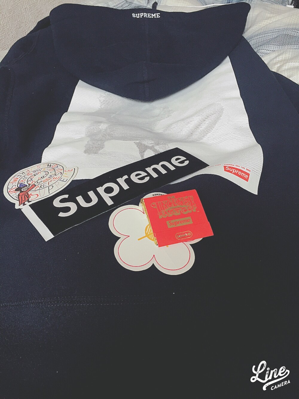 「supreme」｜「Supreme のアイテム（パーカー、ブラック系）」を使った、高円寺の古着屋店員さん（メンズ・170cm）の春コーディネートの1枚目の写真