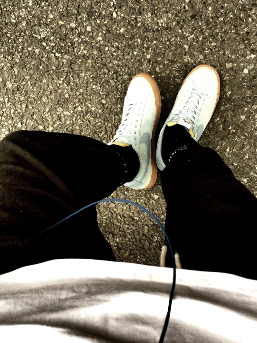「supreme、nike sb 、休日スタイル、シンプルコーデ、street、スニーカー、sneakers、sneakerhead」｜「Supreme のアイテム（ソックス/靴下、ブラック系）」を使った、高円寺の古着屋店員さん（メンズ・170cm）の春コーディネートの1枚目の写真