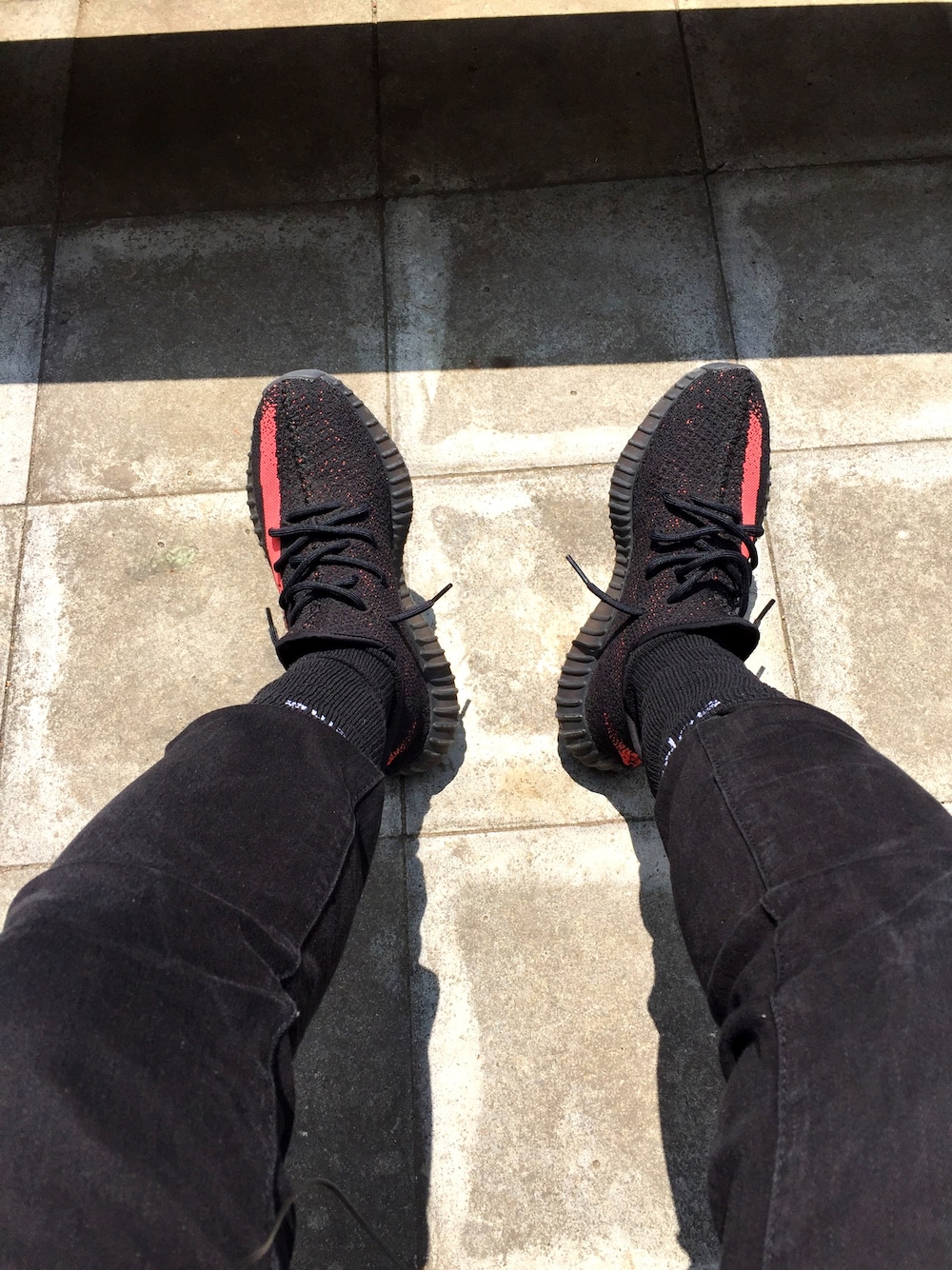 「adidas、adidas originals、yeezyboost350V2」｜「adidas Originalsのアイテム（スニーカー、ブラック系）」を使った、高円寺の古着屋店員さん（メンズ・170cm）の春コーディネートの1枚目の写真