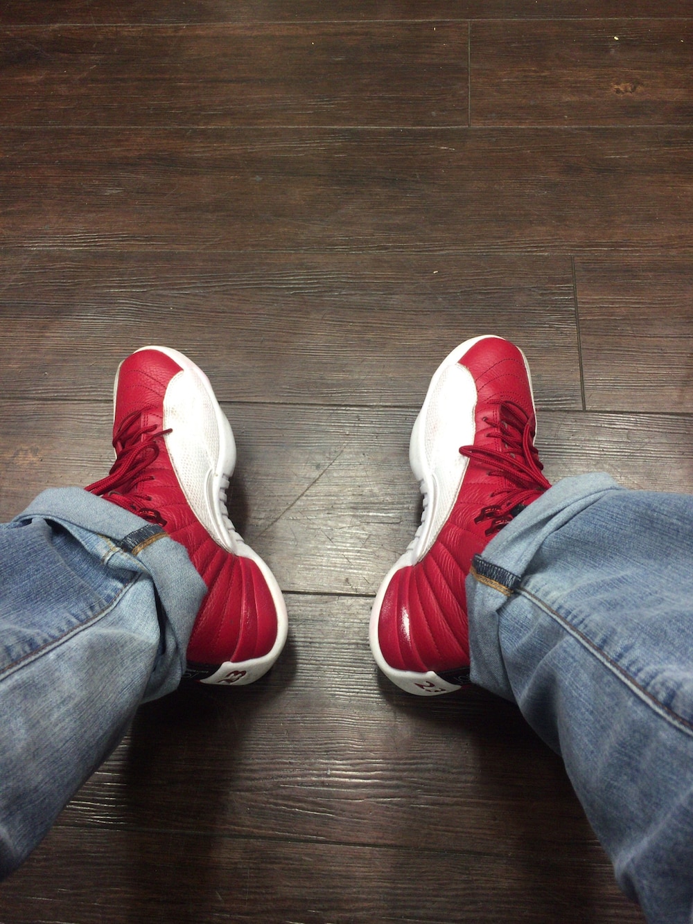 「NIKE、airjordan12、todayskicks、スニーカーヘッズと繋がりたい、sneakerhead」｜「NIKEのアイテム（スニーカー、レッド系）」を使った、高円寺の古着屋店員さん（メンズ・170cm）の春コーディネートの1枚目の写真