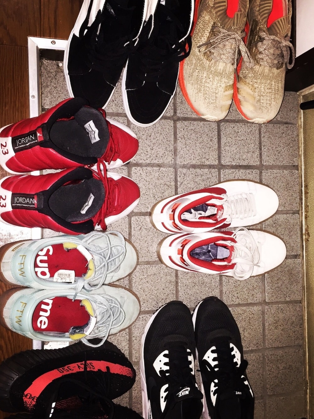 「NIKE、NikeSB、adidas originals、VANS、FTC、yeezyboost350V2、airjordan12、AIRMAX90、supreme、スニーカー好きと繋がりたい」｜「NIKE SBのアイテム（スニーカー、ホワイト系）」を使った、高円寺の古着屋店員さん（メンズ・170cm）の夏コーディネートの1枚目の写真