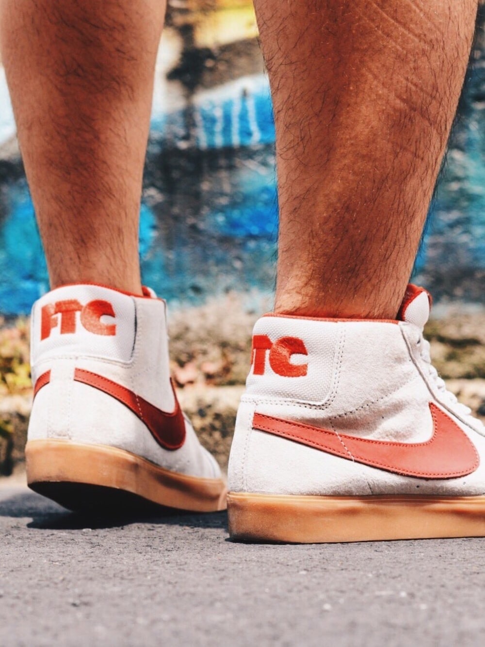 「NIKE、nike sb 、nikesbftc、FTC、sneakers、todayskicks、sneakerhead、スニーカー好きと繋がりたい」｜「NIKE SBのアイテム（スニーカー、ベージュ系）」を使った、高円寺の古着屋店員さん（メンズ・170cm）の夏コーディネートの1枚目の写真