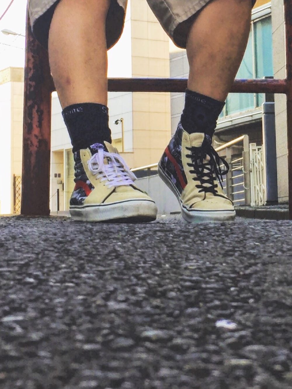 「夏コーデ、白Tシャツ、短パン、VANS、supreme、today'skicks、sneakers」｜「VANSのアイテム（スニーカー、ベージュ系）」を使った、高円寺の古着屋店員さん（メンズ・170cm）の夏コーディネートの1枚目の写真