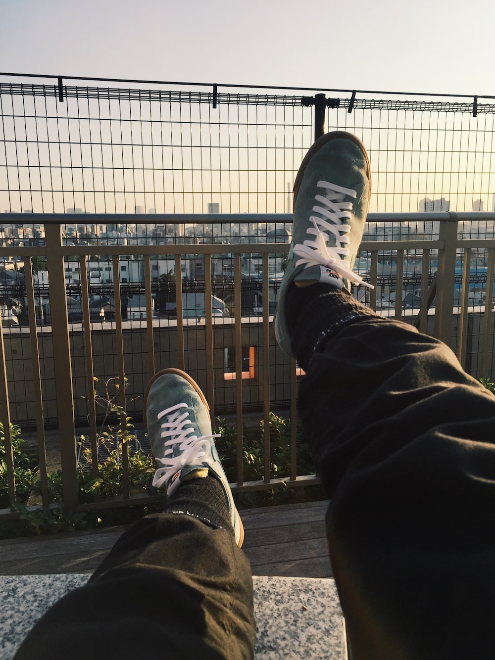 「休日スタイル、スニーカー、todayskicks、sneakers、NIKE、supreme」｜「NIKE SBのアイテム（スニーカー、ブルー系）」を使った、高円寺の古着屋店員さん（メンズ・170cm）の秋コーディネートの1枚目の写真