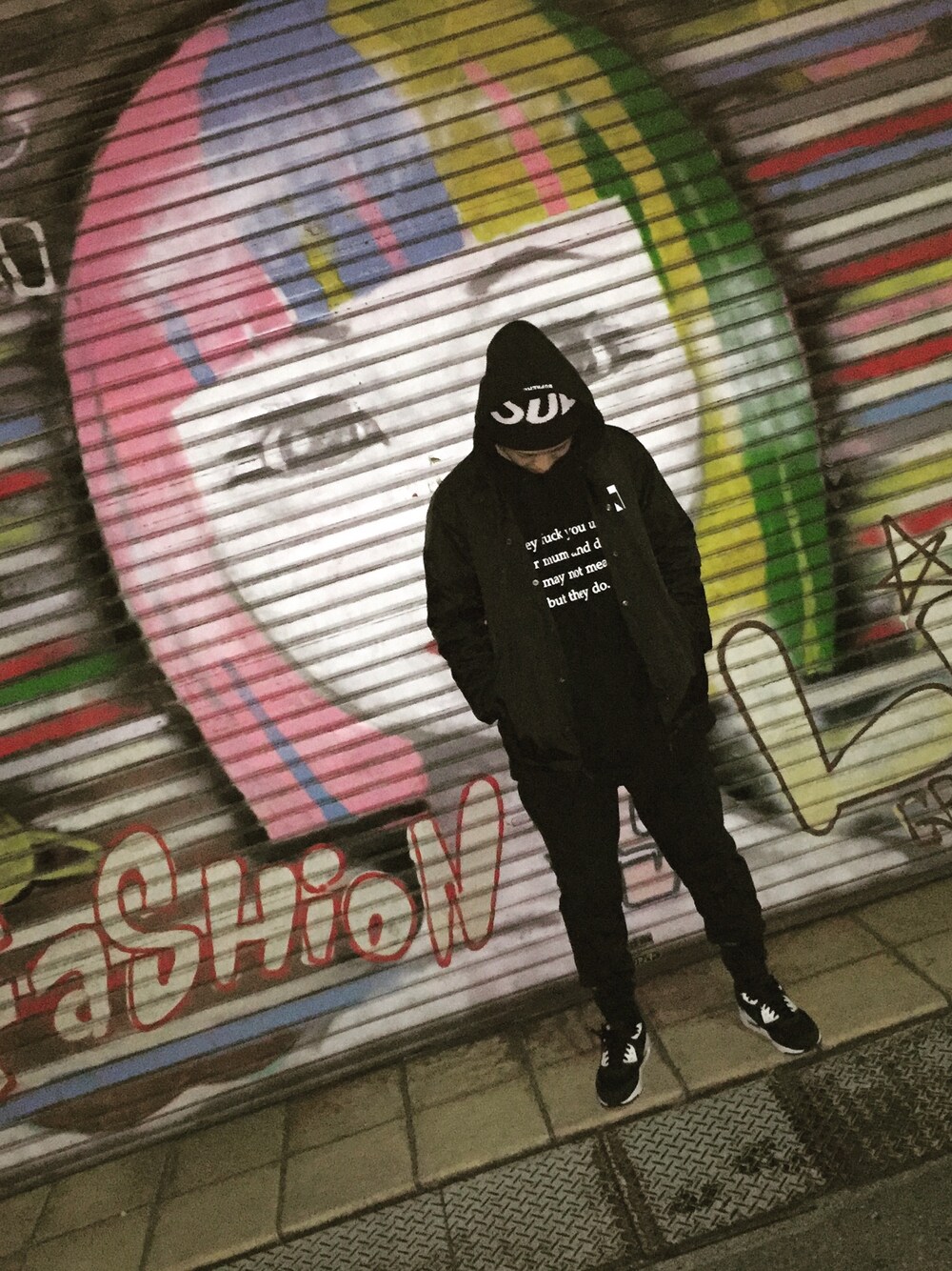 「黒、スニーカー、supreme、poler、コーチジャケット、秋冬、ストリート、落書き」｜「Supreme のアイテム（ニットキャップ/ビーニー、ブラック系）」を使った、高円寺の古着屋店員さん（メンズ・170cm）の秋コーディネートの1枚目の写真