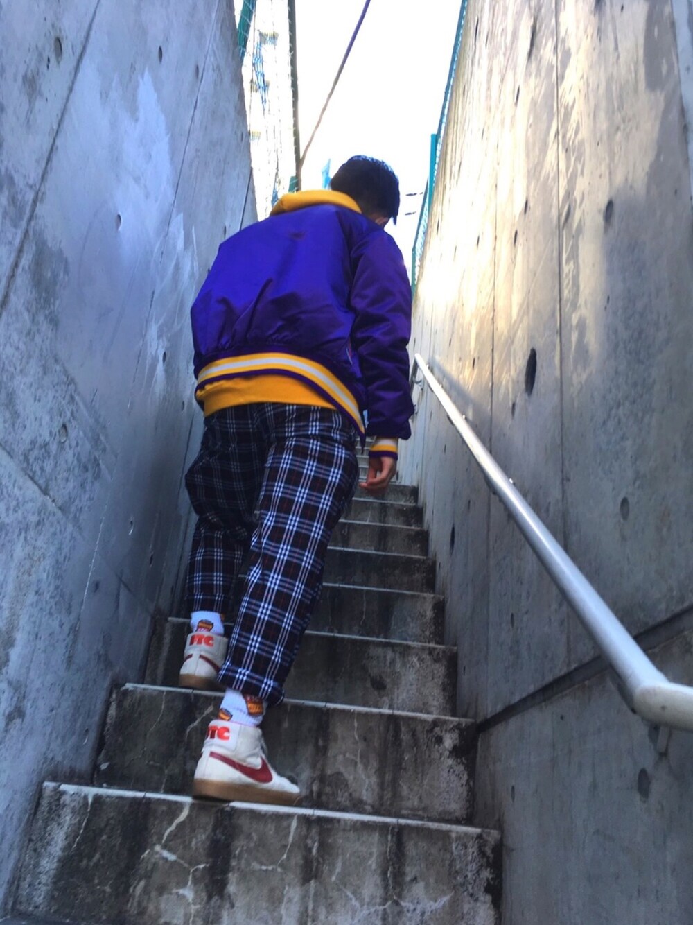 「休日スタイル、ストリート、チェックパンツ、古着、NikeSB、FTC、MASON KAY」｜「どこのか知らんのアイテム（MA-1、パープル系）」を使った、高円寺の古着屋店員さん（メンズ・170cm）の冬コーディネートの1枚目の写真