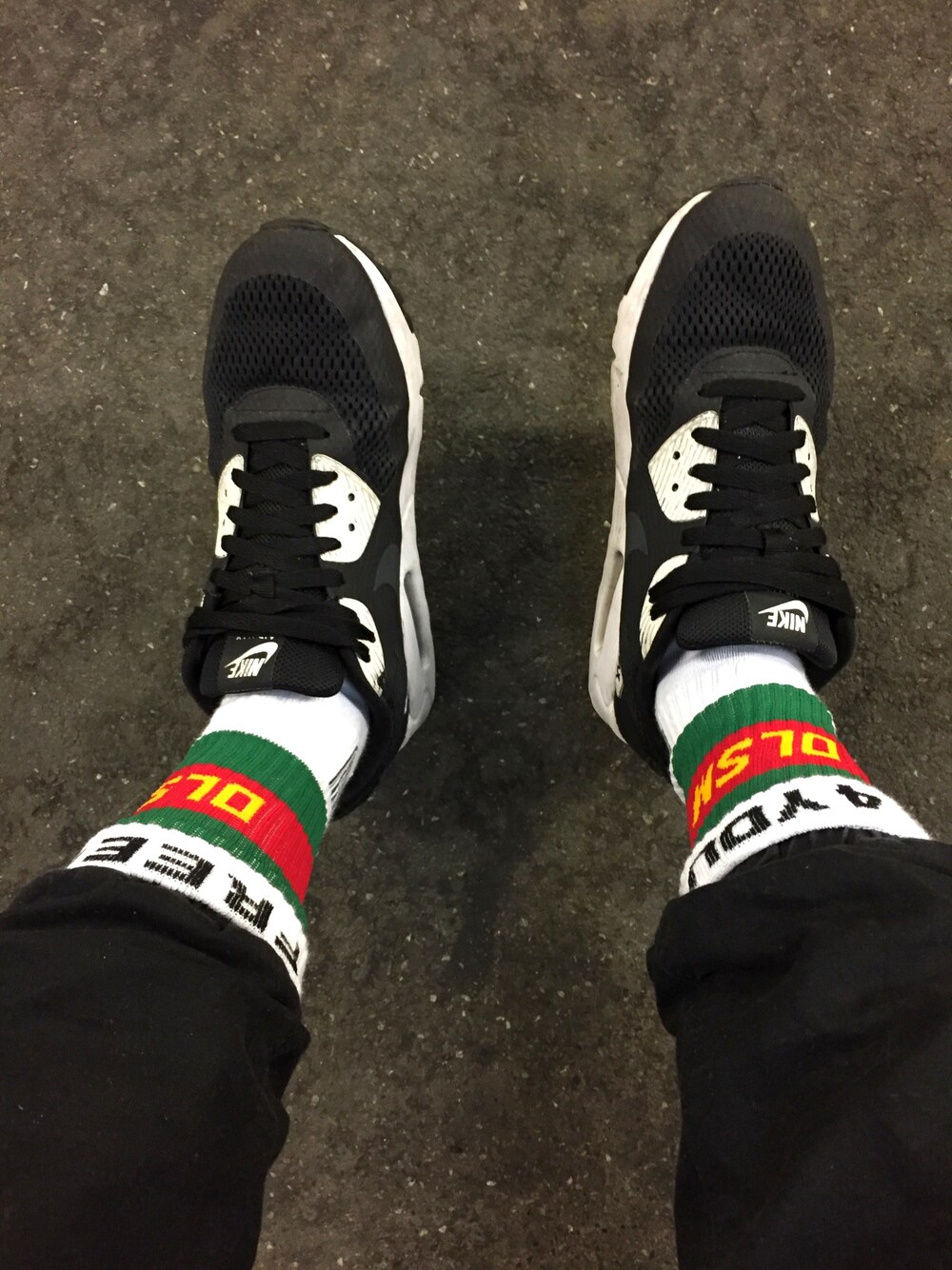 「NIKE、AIRMAX90、ソックス」｜「NIKEのアイテム（スニーカー、ブラック系）」を使った、高円寺の古着屋店員さん（メンズ・170cm）の冬コーディネートの1枚目の写真