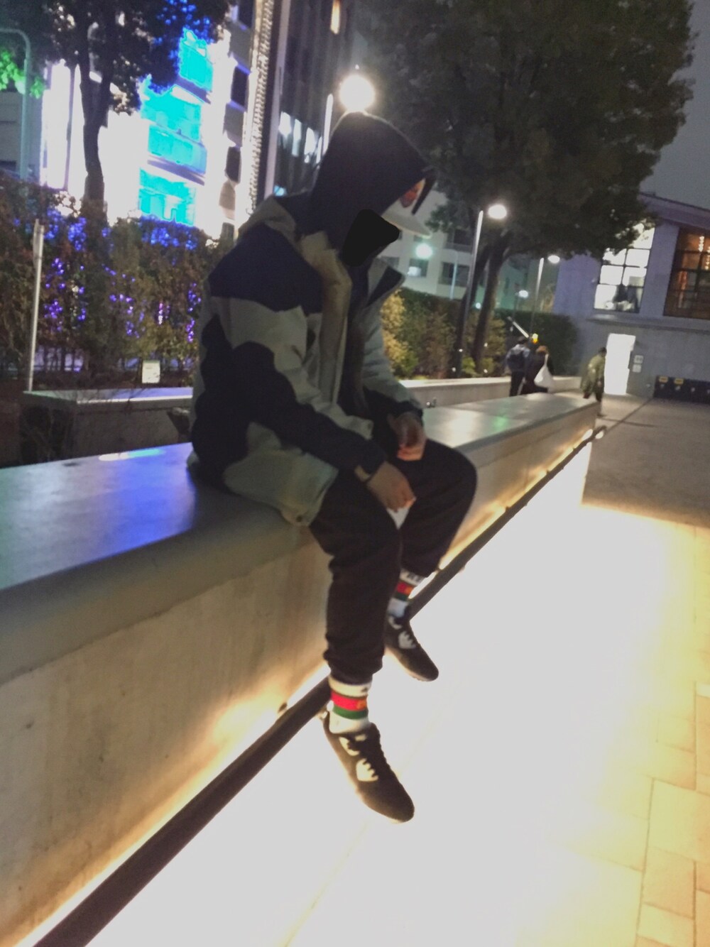 「ストリート、パーカー、マウンテンパーカー、ソックス、NIKE、supreme、THE NORTH FACE」｜「Supreme のアイテム（キャップ、ホワイト系）」を使った、高円寺の古着屋店員さん（メンズ・170cm）の冬コーディネートの1枚目の写真