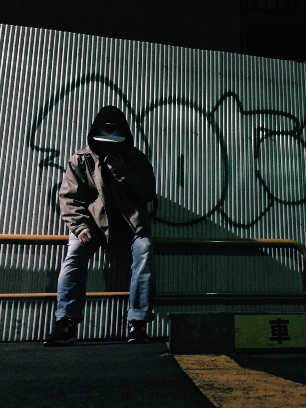 「スニーカー、キャップ、コーチジャケット、ストリート、supreme、GU、リーバイス、デニム、airmax、ドラフトLS」｜「Supreme のアイテム（キャップ、ホワイト系）」を使った、高円寺の古着屋店員さん（メンズ・170cm）の冬コーディネートの1枚目の写真